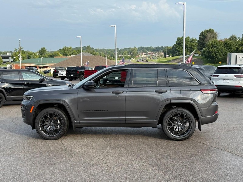 Jeep Grand Cherokee Vehicle Full-screen Gallery Image 2