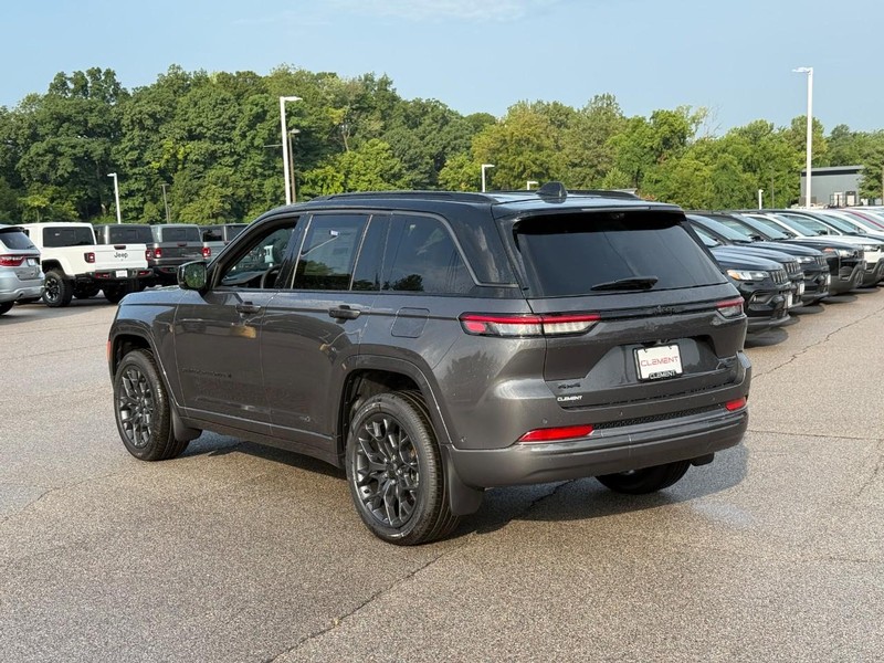 Jeep Grand Cherokee Vehicle Full-screen Gallery Image 3