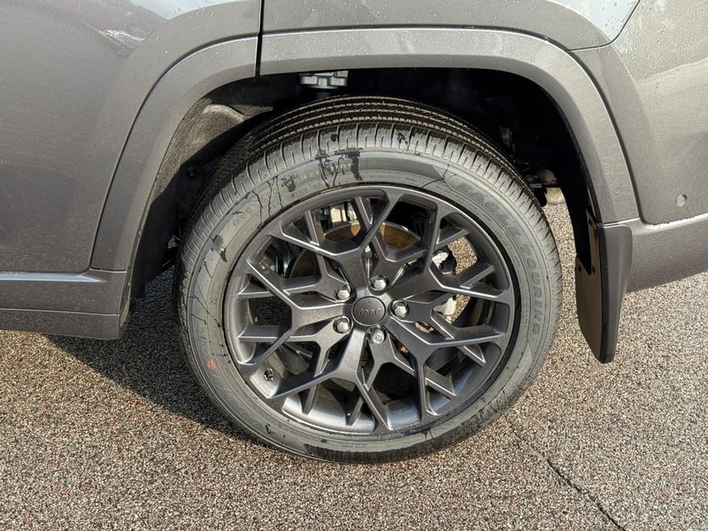 Jeep Grand Cherokee Vehicle Full-screen Gallery Image 4
