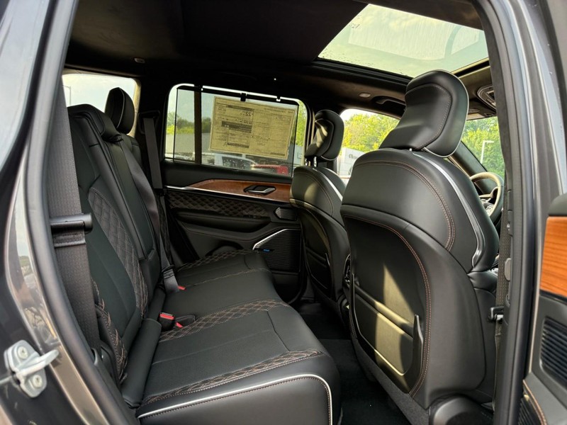 Jeep Grand Cherokee Vehicle Full-screen Gallery Image 5