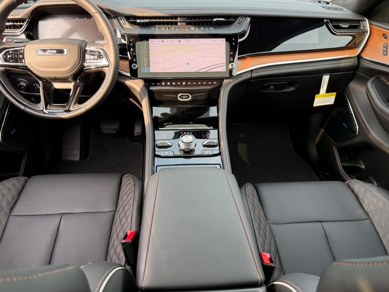 Jeep Grand Cherokee Vehicle Full-screen Gallery Image 6