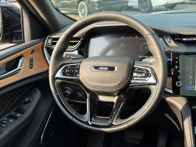 Jeep Grand Cherokee Vehicle Full-screen Gallery Image 7