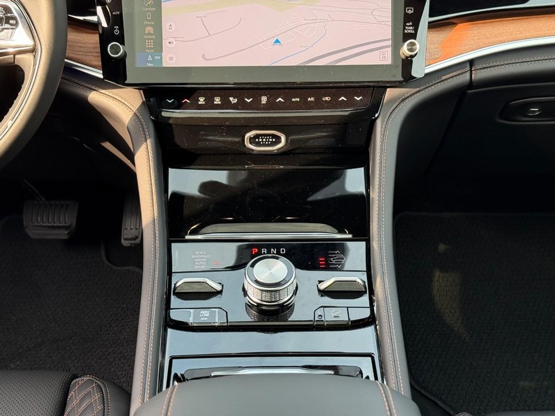 Jeep Grand Cherokee Vehicle Full-screen Gallery Image 10