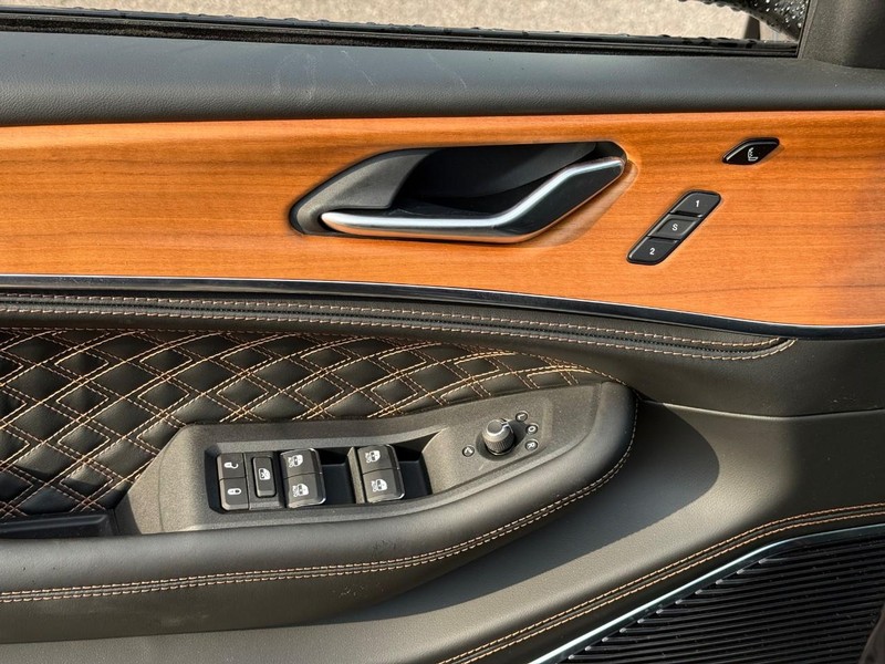 Jeep Grand Cherokee Vehicle Full-screen Gallery Image 11