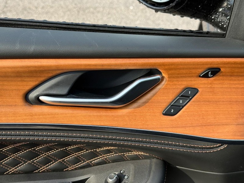 Jeep Grand Cherokee Vehicle Full-screen Gallery Image 12