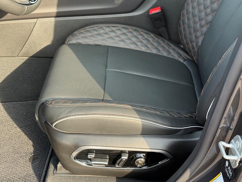 Jeep Grand Cherokee Vehicle Full-screen Gallery Image 13