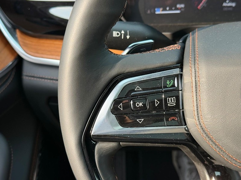 Jeep Grand Cherokee Vehicle Full-screen Gallery Image 15