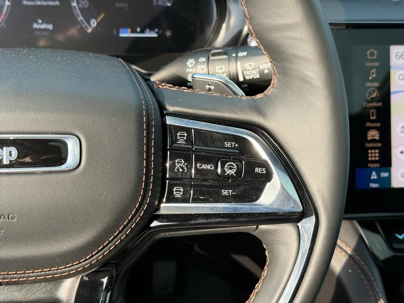 Jeep Grand Cherokee Vehicle Full-screen Gallery Image 16