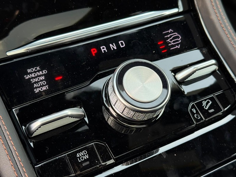 Jeep Grand Cherokee Vehicle Full-screen Gallery Image 17