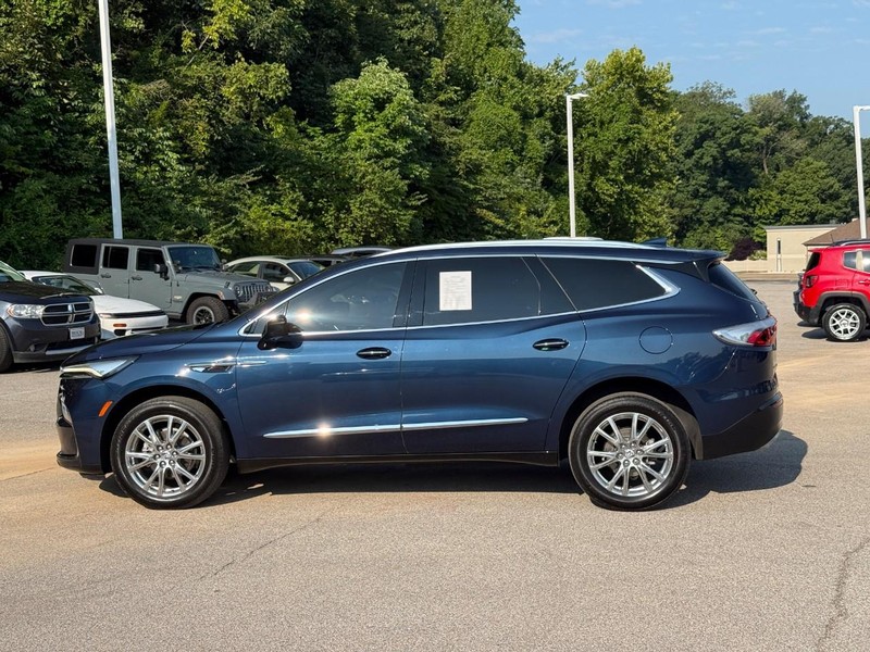 Buick Enclave Vehicle Full-screen Gallery Image 2