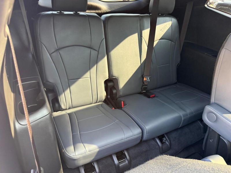 Buick Enclave Vehicle Full-screen Gallery Image 11