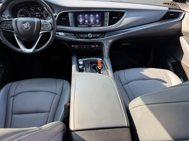 Buick Enclave Vehicle Full-screen Gallery Image 12