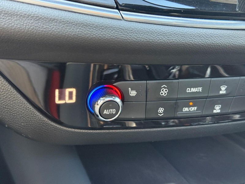 Buick Enclave Vehicle Full-screen Gallery Image 23