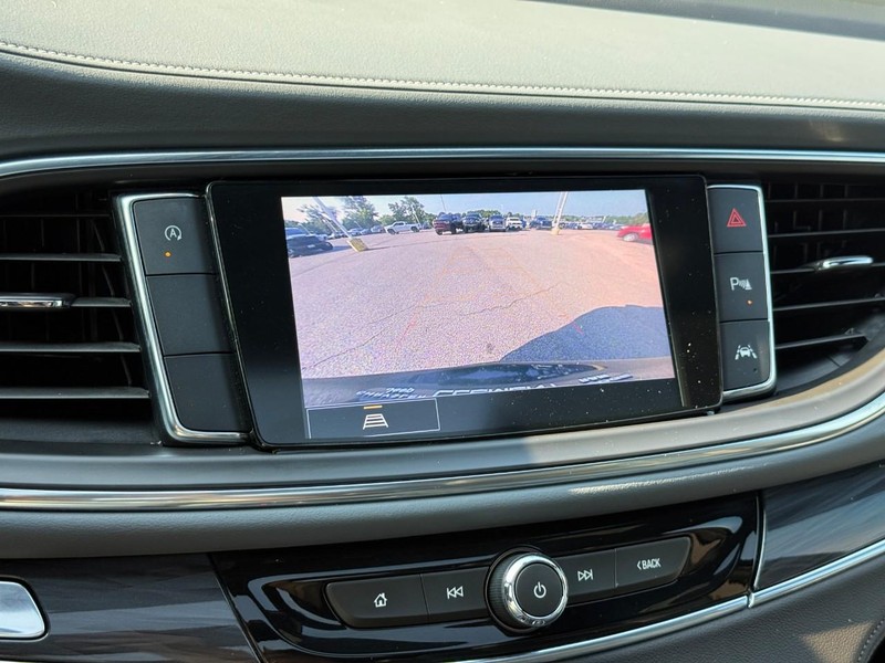 Buick Enclave Vehicle Full-screen Gallery Image 24