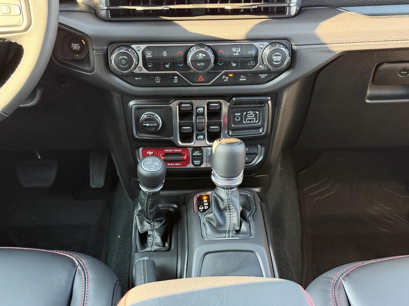 Jeep Gladiator Vehicle Image 12