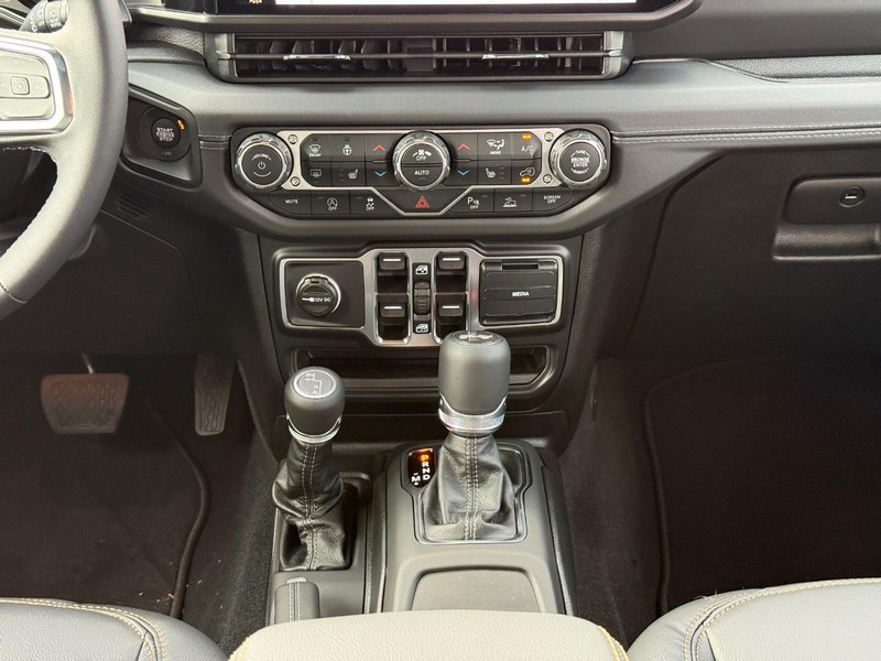 Jeep Wrangler Vehicle Image 12