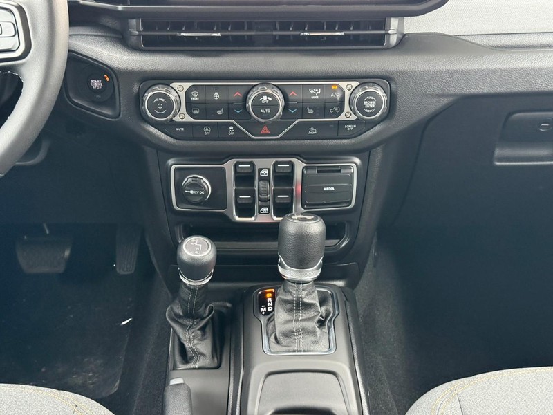 Jeep Wrangler Vehicle Image 12