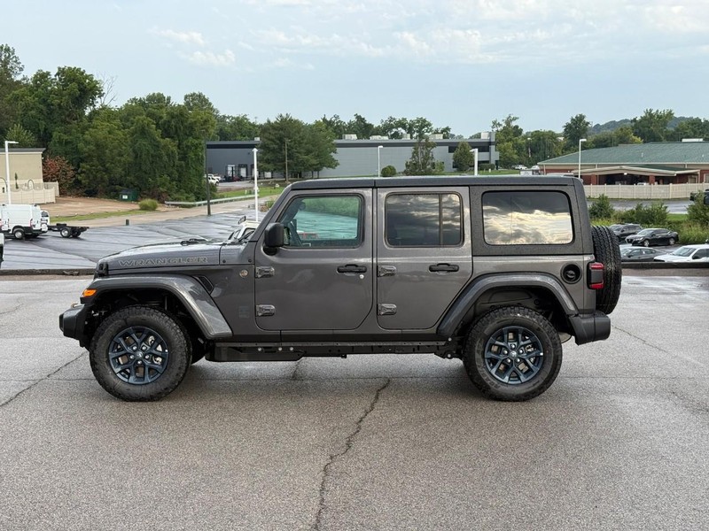 Jeep Wrangler Vehicle Full-screen Gallery Image 2