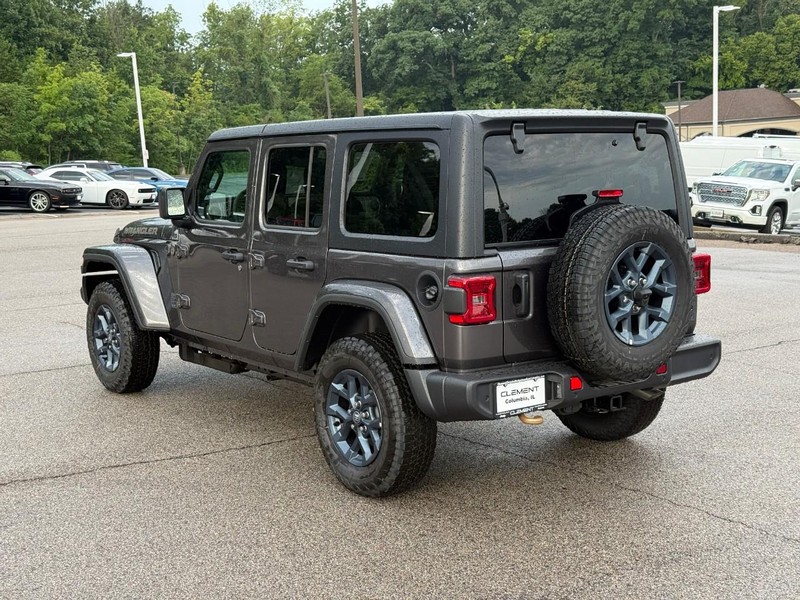 Jeep Wrangler Vehicle Full-screen Gallery Image 3