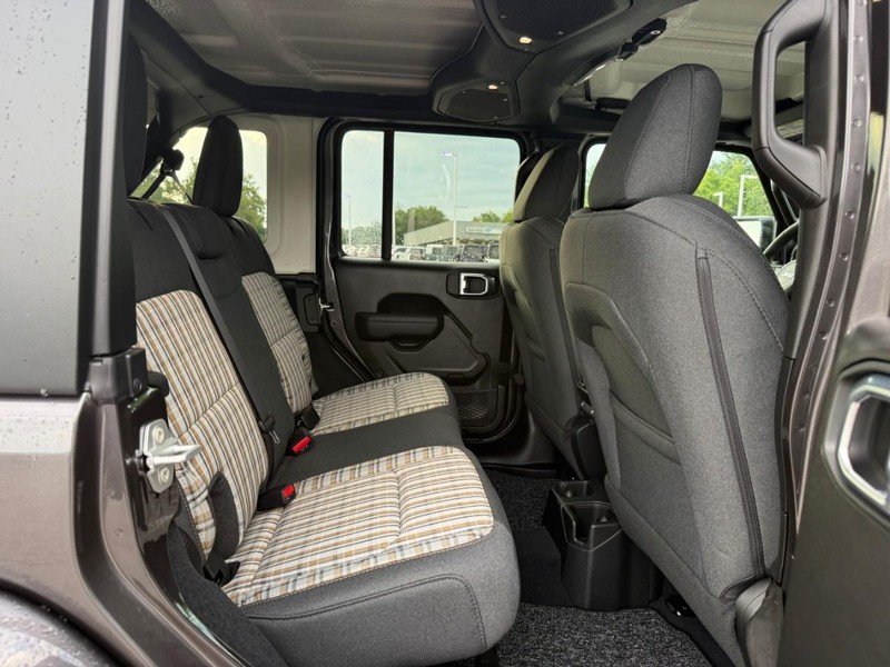 Jeep Wrangler Vehicle Full-screen Gallery Image 5