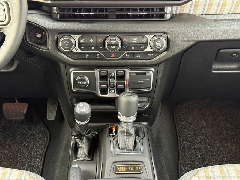 Jeep Wrangler Vehicle Full-screen Gallery Image 10