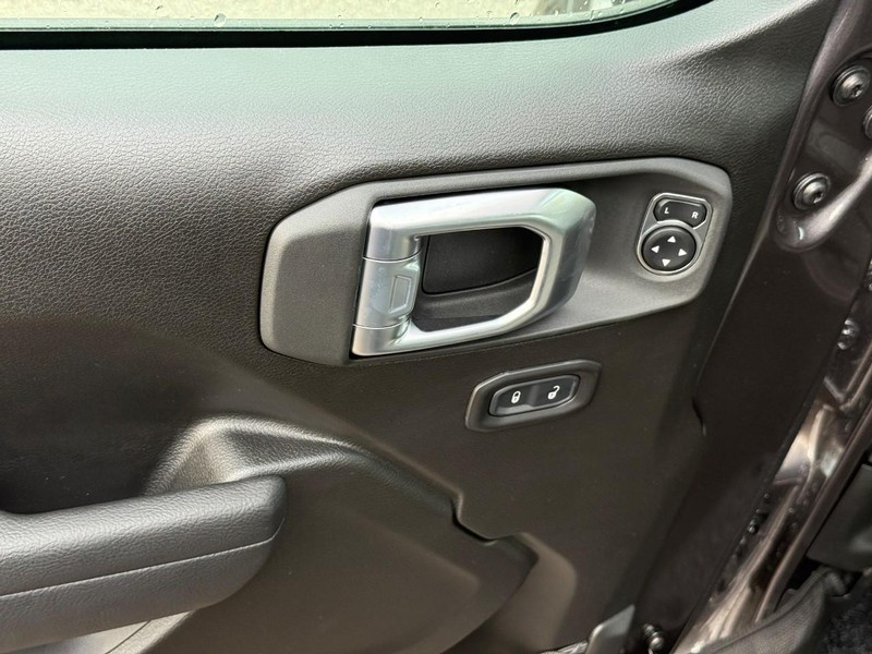 Jeep Wrangler Vehicle Full-screen Gallery Image 11