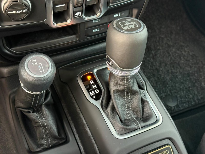 Jeep Wrangler Vehicle Full-screen Gallery Image 15
