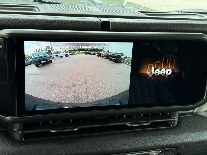 Jeep Wrangler Vehicle Full-screen Gallery Image 17