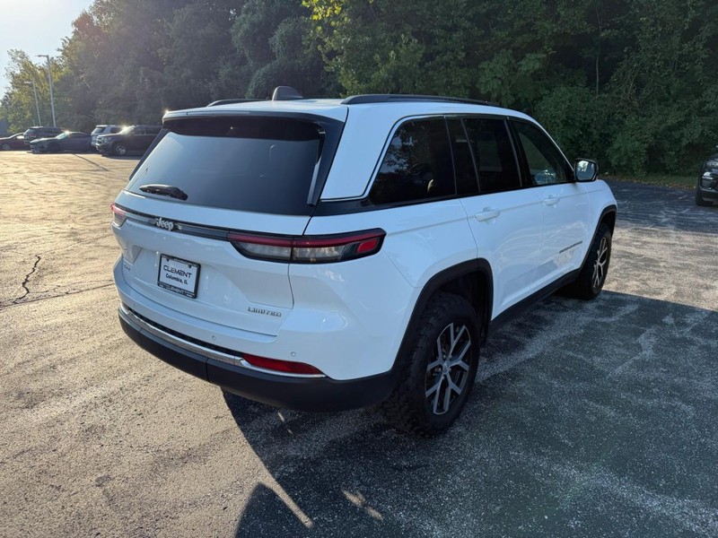 Jeep Grand Cherokee Vehicle Image 11
