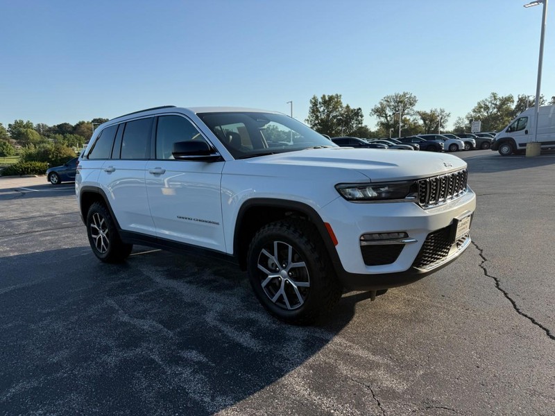 Jeep Grand Cherokee Vehicle Image 12