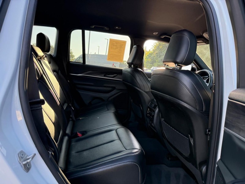 Jeep Grand Cherokee Vehicle Image 14