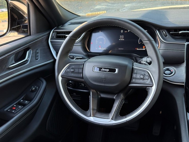 Jeep Grand Cherokee Vehicle Image 16