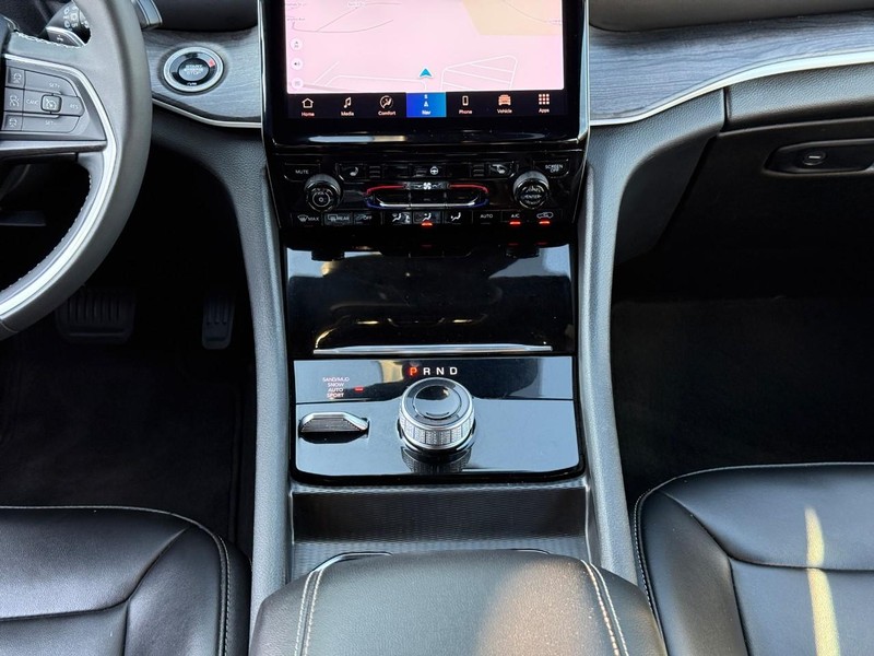 Jeep Grand Cherokee Vehicle Image 18