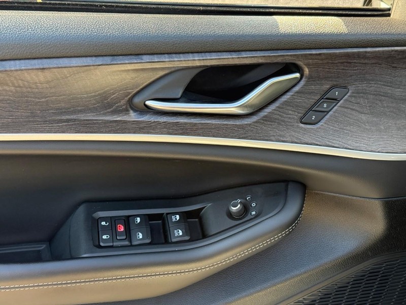 Jeep Grand Cherokee Vehicle Image 19