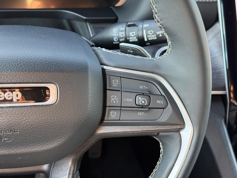 Jeep Grand Cherokee Vehicle Image 25
