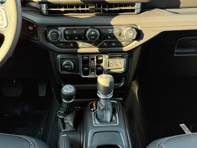 Jeep Wrangler Vehicle Image 11