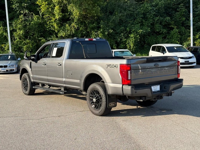 Ford Super Duty F-350 SRW Vehicle Full-screen Gallery Image 3