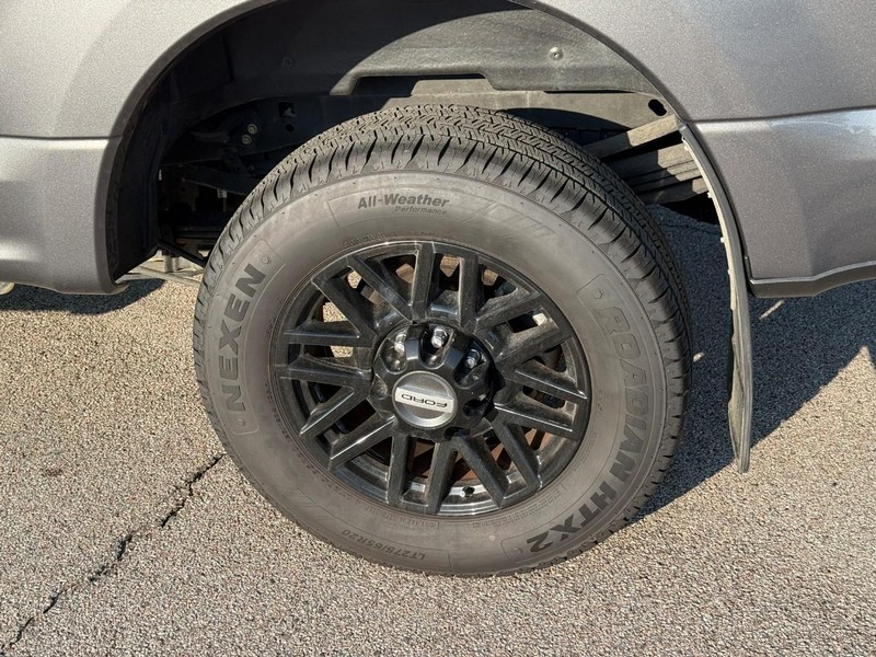 Ford Super Duty F-350 SRW Vehicle Full-screen Gallery Image 4