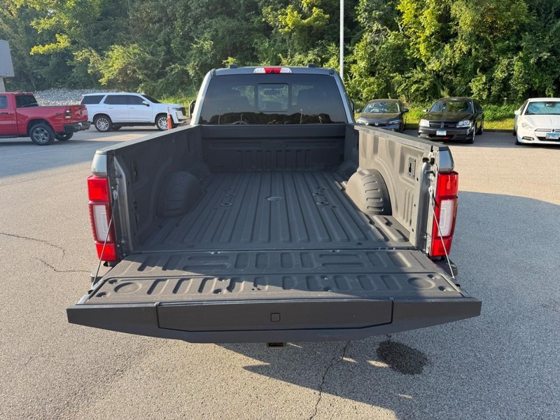 Ford Super Duty F-350 SRW Vehicle Full-screen Gallery Image 5