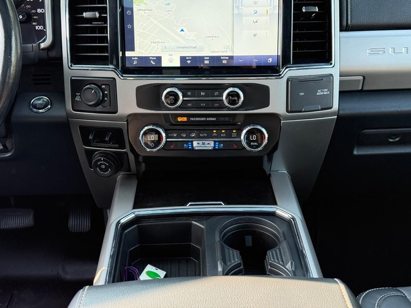 Ford Super Duty F-350 SRW Vehicle Full-screen Gallery Image 14