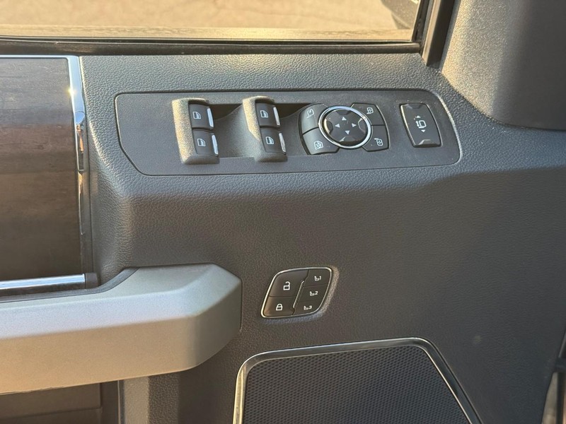 Ford Super Duty F-350 SRW Vehicle Full-screen Gallery Image 15