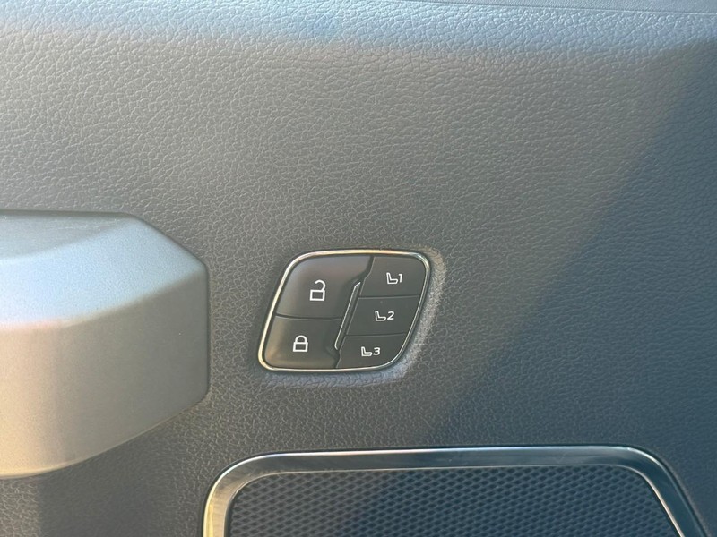 Ford Super Duty F-350 SRW Vehicle Full-screen Gallery Image 16