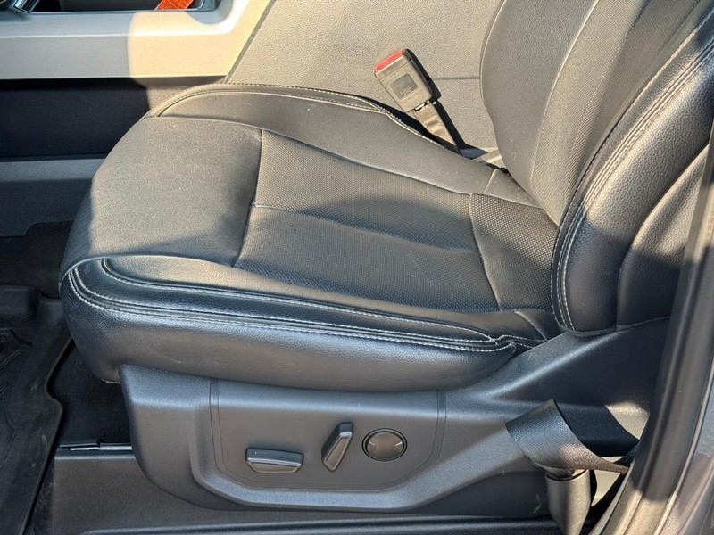 Ford Super Duty F-350 SRW Vehicle Full-screen Gallery Image 17