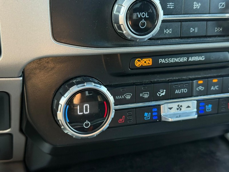 Ford Super Duty F-350 SRW Vehicle Full-screen Gallery Image 22