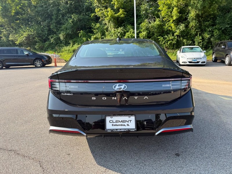 Hyundai Sonata Vehicle Image 08