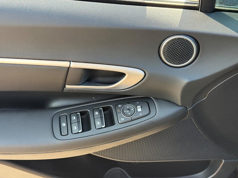 Hyundai Sonata Vehicle Image 18