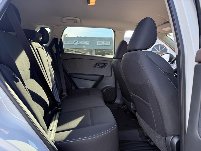 Nissan Rogue Vehicle Image 13