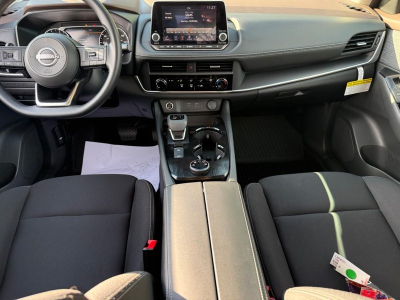 Nissan Rogue Vehicle Image 14