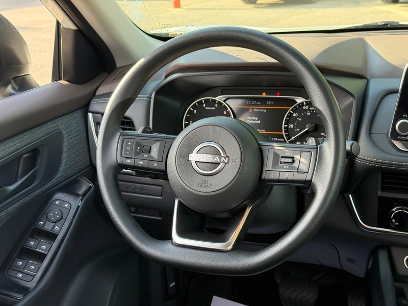 Nissan Rogue Vehicle Image 15