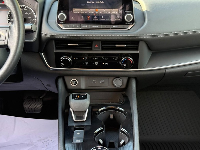 Nissan Rogue Vehicle Image 17